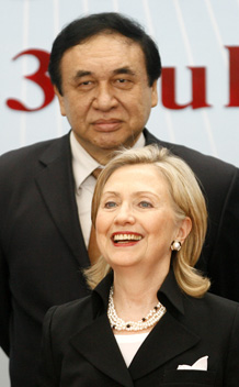 U.S .State Secretary Clinton and Myanmar’s Permanent Representative to ASEAN Lynn pose for a photo before the opening of the ARF in Hanoi