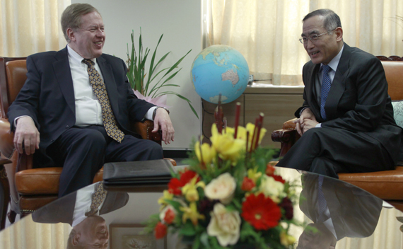 U.S. special envoy for North Korean Human Rights Issues Robert King (L) and South Korea’s top nuclear negotiator Wi Sung-lac talk at Wi’s office in Seoul February 8, 2011