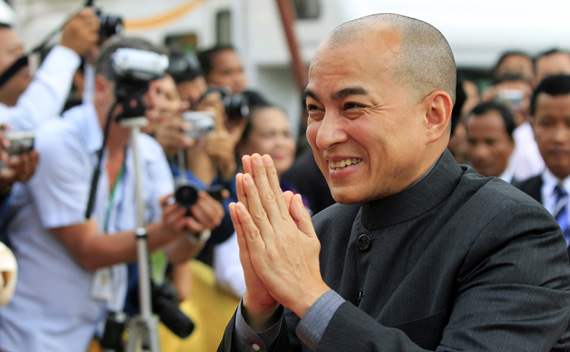 Cambodia’s King Norodom Sihamoni greets officials on the first day of the annual water festival along the Tonle Sap river in Phnom Penh November 20, 2010.
