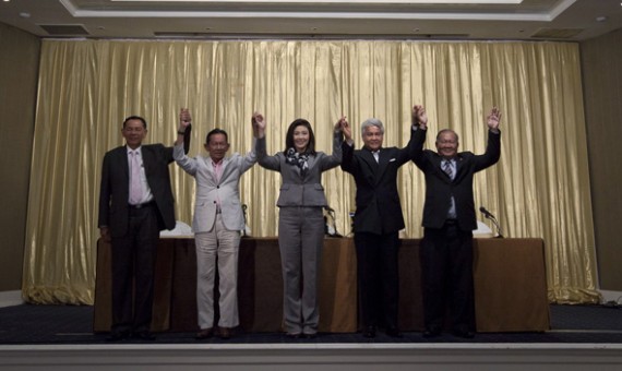 Puea Thai Party’s Yingluck Shinawatra (C) poses for a photo with her coalition after a joint news conference in Bangkok July 4, 2011.