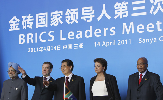 (L-R) India’s Prime Minister Manmohan Singh, Russia’s President Dmitry Medvedev, China’s President Hu Jintao, Brazil’s President Dilma Rousseff and South African President Jacob Zuma attend a joint news conference at the BRICS Leaders Meeting in Sanya, Hainan province April 14, 2011.