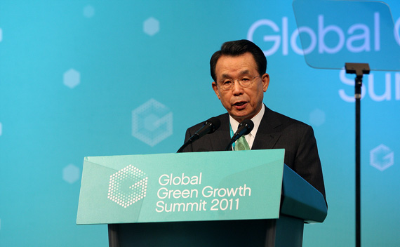 Global Green Growth Institute chairman Han Seung-soo of South Korea delivers a keynote speech during the Global Green Growth Summit 2011 in Seoul June 20, 2011.