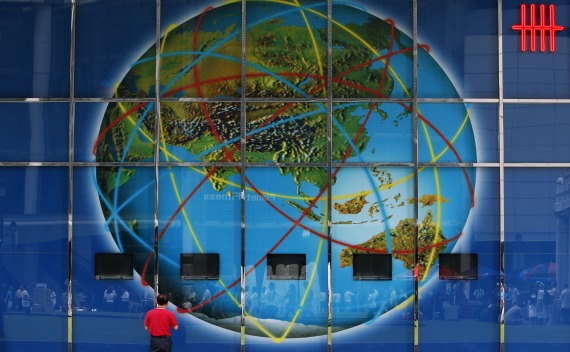  man looks a screen outside a United Overseas Bank branch in Singapore’s financial district on October 31, 2008.
