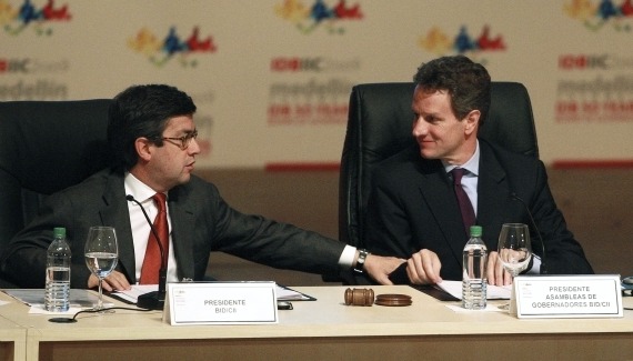 President of the IADB Luis Alberto Moreno and U.S. Treasury Secretary Geithner at the 50th Inter-American Development Bank’s general assembly (Jose Gomez/Courtesy Reuters).