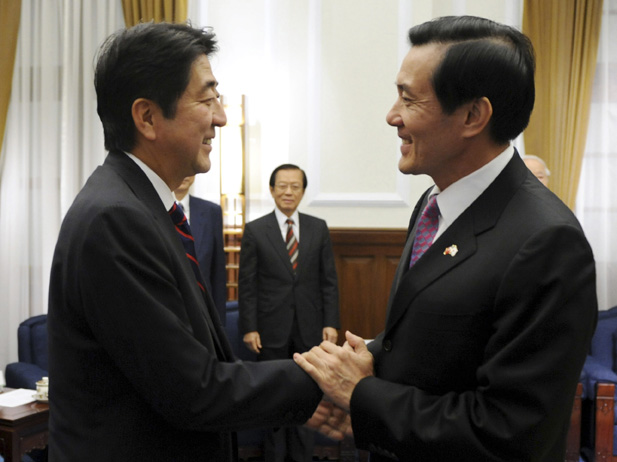 Taiwan President Ma Ying-jeou (R) greets former Japan prime minister Shinzo Abe at the presidential office in Taipei October 31, 2010 (REUTERS/Sun Chung-ta). 