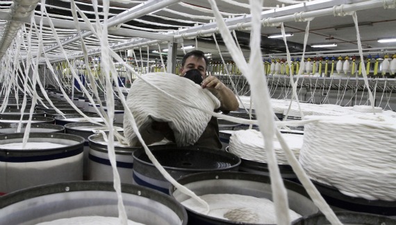 An employee arranges cotton in a textile factory in Bello, Antioquia province, Colombia (Albeiro Lopera / Courtesy Reuters).