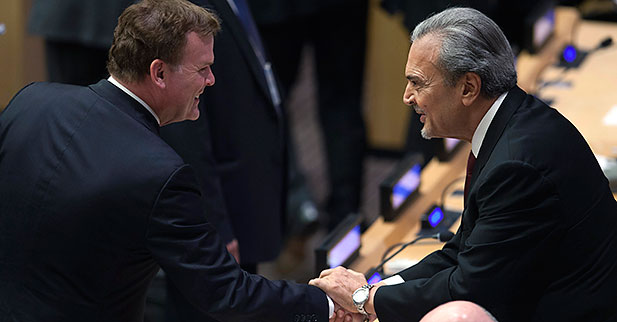  Saudi Arabia’s Foreign Minister Saud bin Faisal (R) shakes hands with Canada’s Minister of Foreign Affairs John Baird (L) during 68th U.N. General Assembly in New York, Sept. 26, 2013