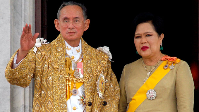 Thailand’s King Bhumibol Adulyadej (L) and Queen Sirikit wave to well-wishers on the 60th anniversary of the king’s coronation in Bangkok, June 9, 2006.
