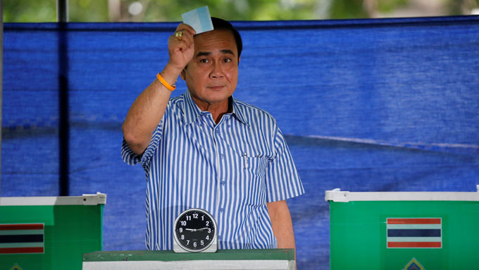Thai Prime Minister Prayuth Chan-ocha casts his ballot during a constitutional referendum vote in Bangkok, August 7, 2016. 