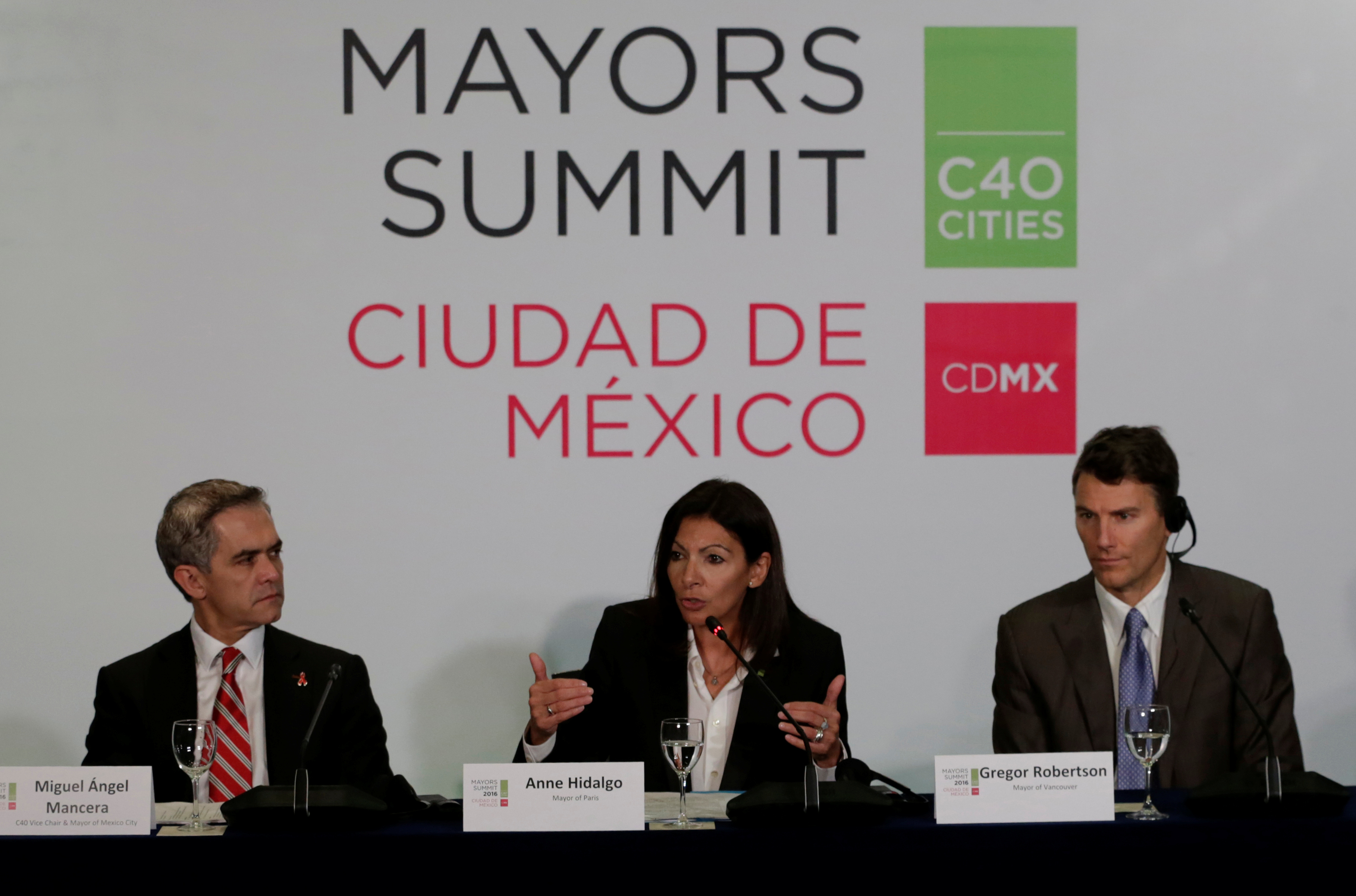 Paris Mayor Anne Hidalgo speaks next to Vancouver Mayor Gregor Robertson and Mexico City's Mayor Miguel Angel Mancera, during a news conference at the C40 Mayors Summit in Mexico City, on December 2, 2016. (Henry Romero/Reuters)