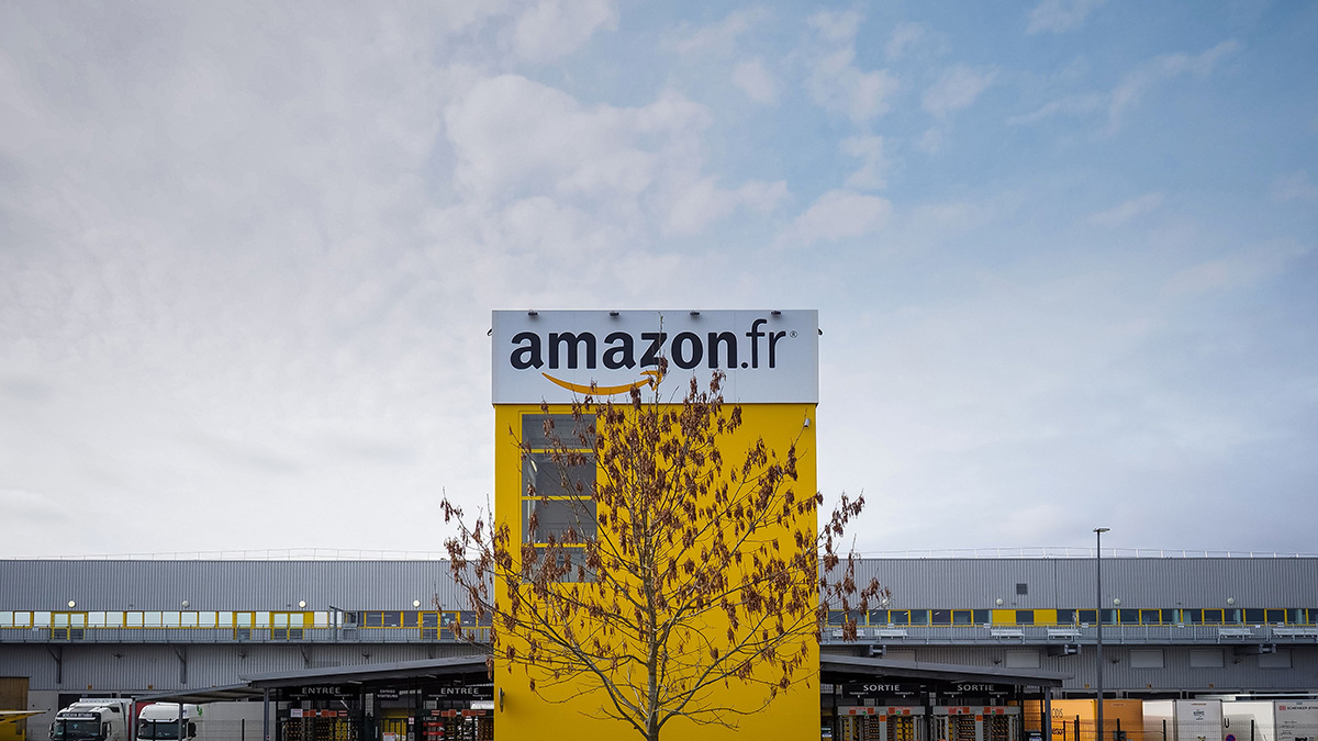 Amazon.fr distribution center facade