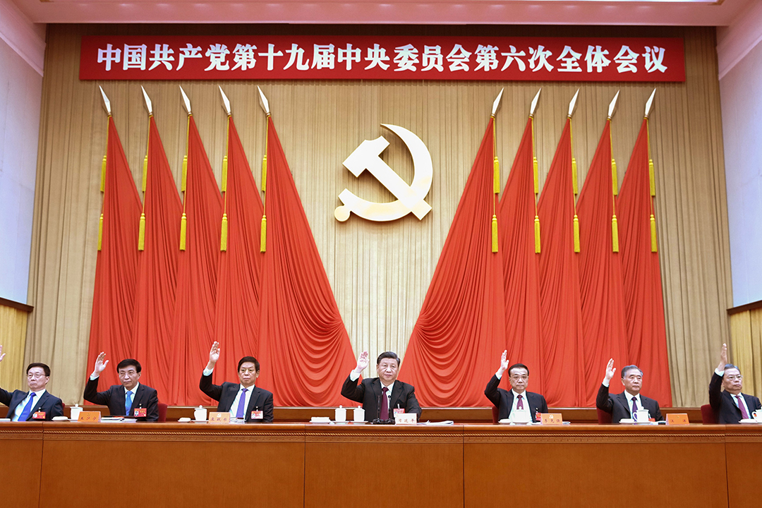 Xi Jinping sits next to top Chinese officials.