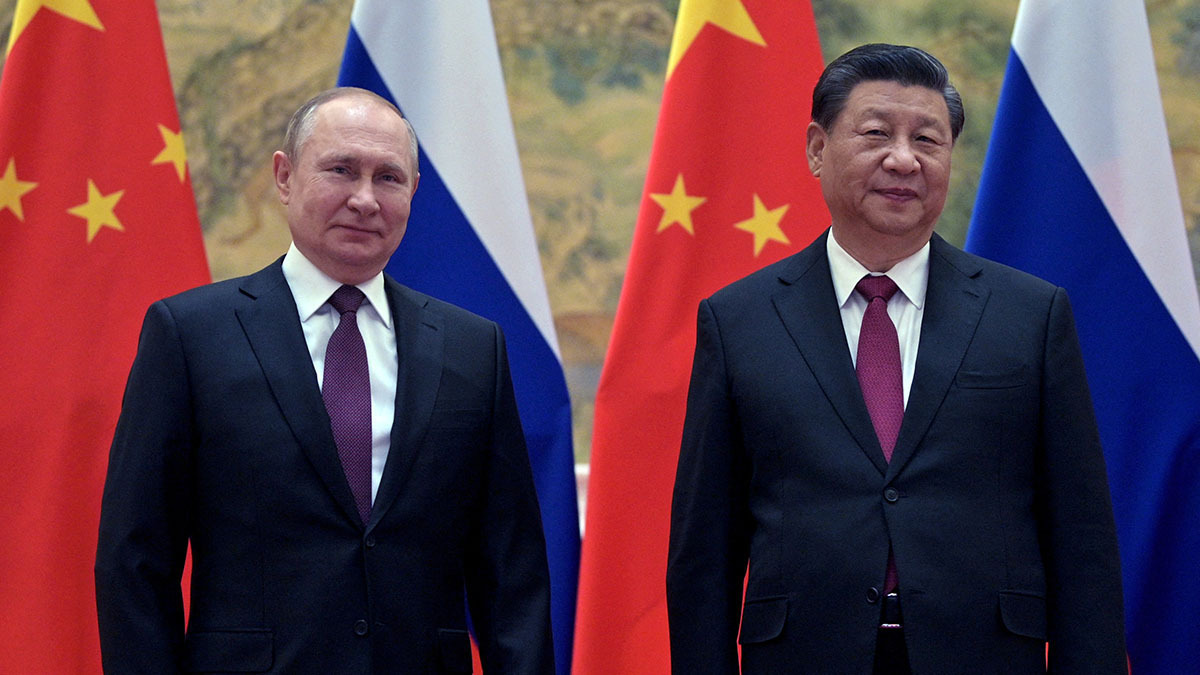 Putin and Xi stand next to each other. 