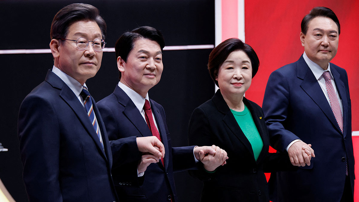 Presidential candidates Lee Jae-myung, Ahn Cheol-soo, Sim Sang-jung, and Yoon Suk-yeol hold hands before a televised debate.