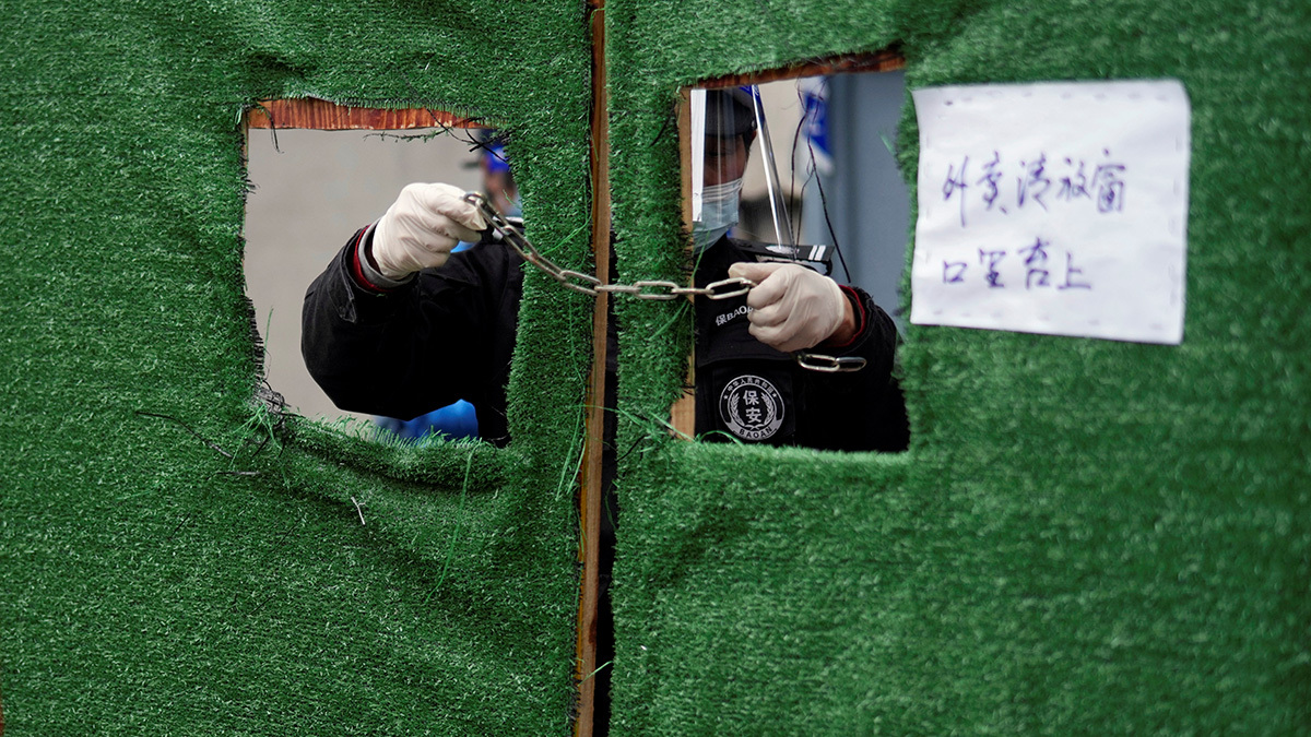A security guard sets up a barrier during Shanghai’s lockdown.