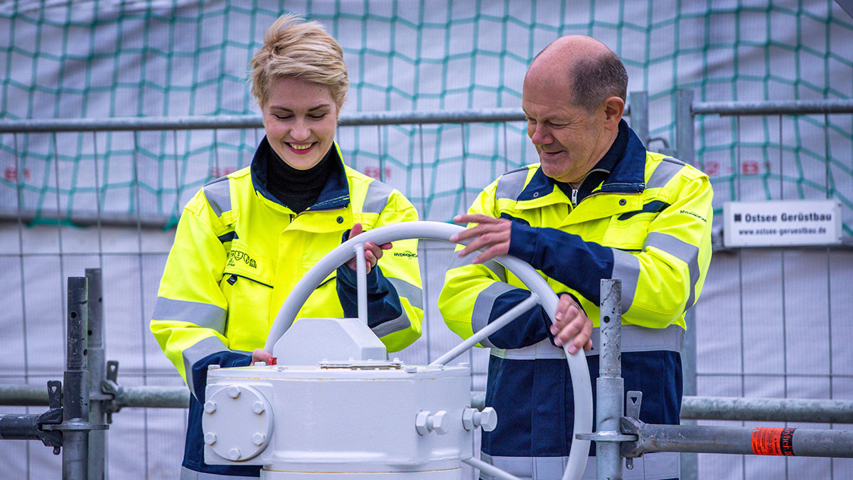 German Chancellor Olaf Scholz and Mecklenburg-Western Pomerania Minister President  Manuela Schwesig turn a barrier wheel at a liquefied natural gas terminal